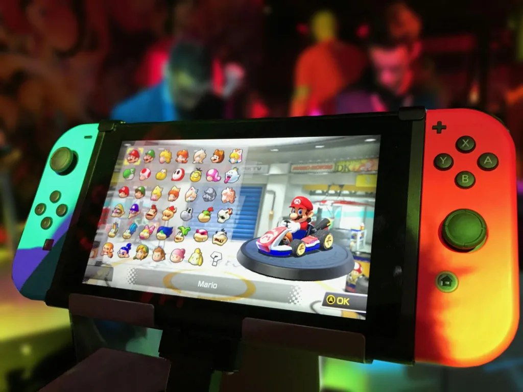 ¿Por qué tu pronunciación en ingles de "Boy" /ɔɪ/ suena a español? (Entrenamiento de labios y lengua Guía Visual). 1 turned on red and green nintendo switch