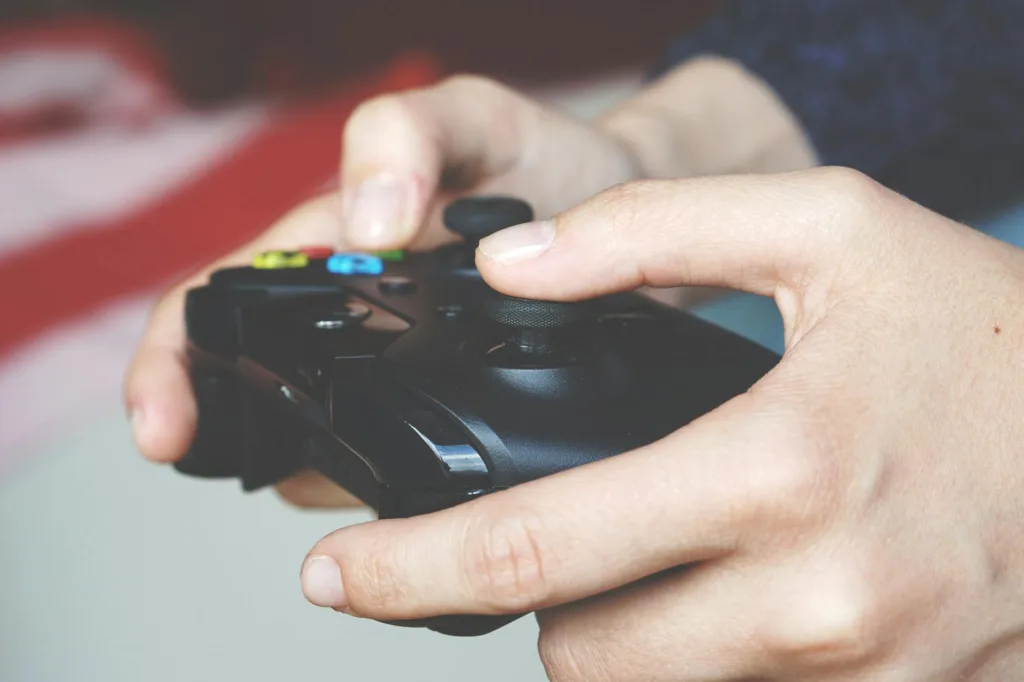 Time & Date Pronunciation Secrets: The Native Guide (Beyond "O'clock") 1 man holding black game controller